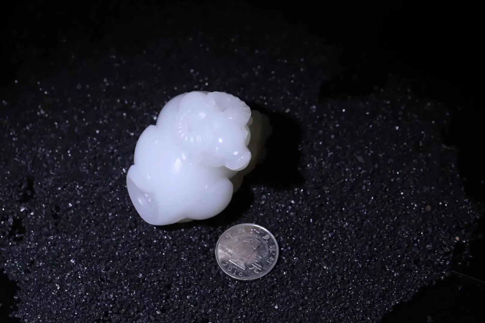 【领头羊】

籽料羊把件，一级白，脂粉浓郁 玉质油润细腻，手感舒适。工艺精湛，造型极具美感，圆雕羊羊角卷曲，极富对称美感。无论线条还是细小处的五官，皆展现精湛工艺。形象生动，笔法简约，羊谐音“祥”，寓意吉祥如意，样样如意。

尺寸65-42-56mm重174.7g
