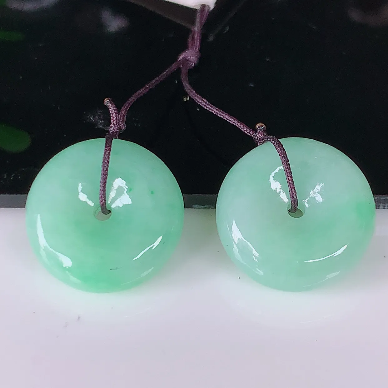 自然光实拍，满绿一对平安扣翡翠，翠色灵动，玉质细腻，颜色漂亮，品相佳，佩戴佳品！配银线 #49.26