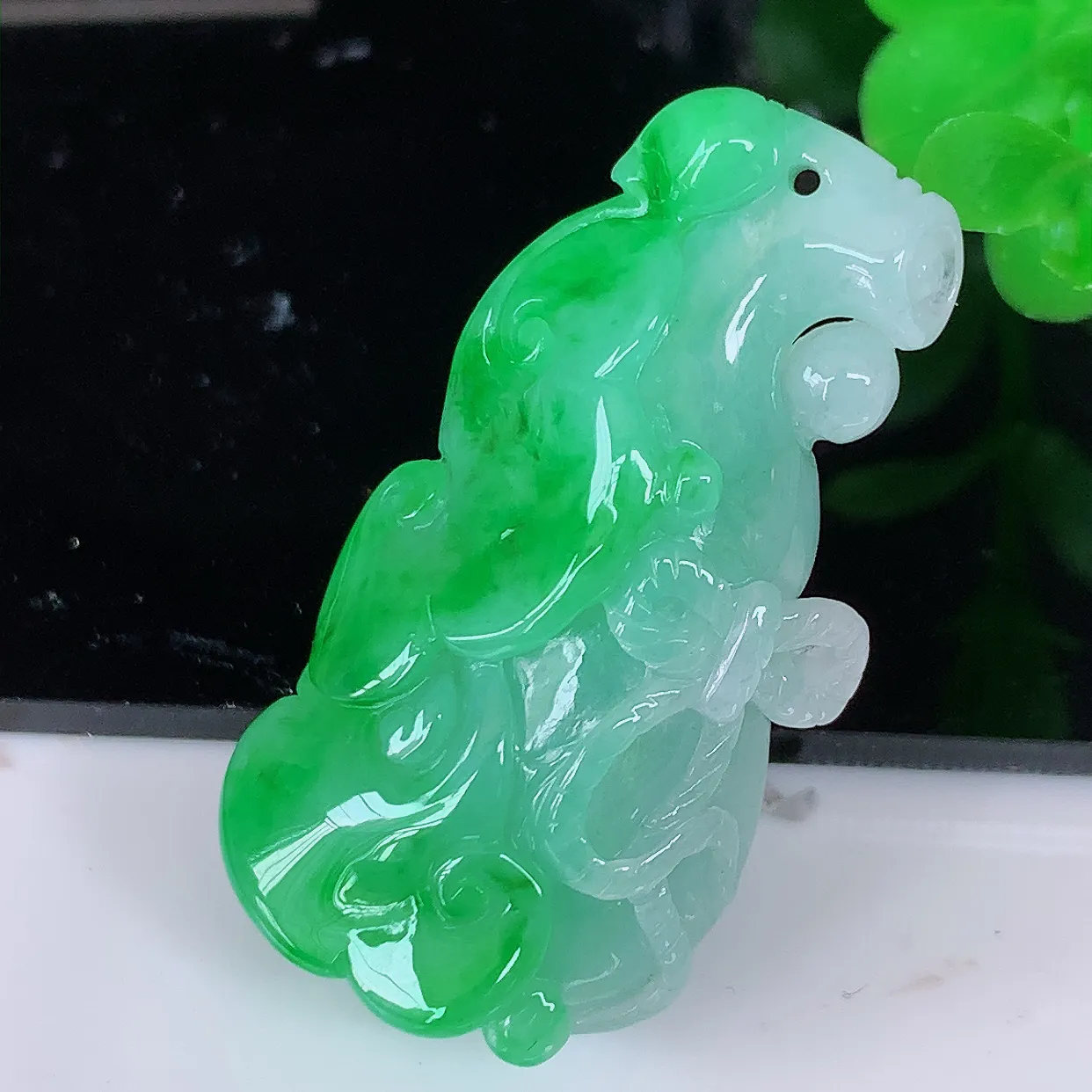 自然光实拍，冰润飘阳绿翡翠如意葫芦吊坠，葫芦寓意福禄双全，财源滚滚，饱满，清新脱俗，佩戴效果优雅迷人！#01.26