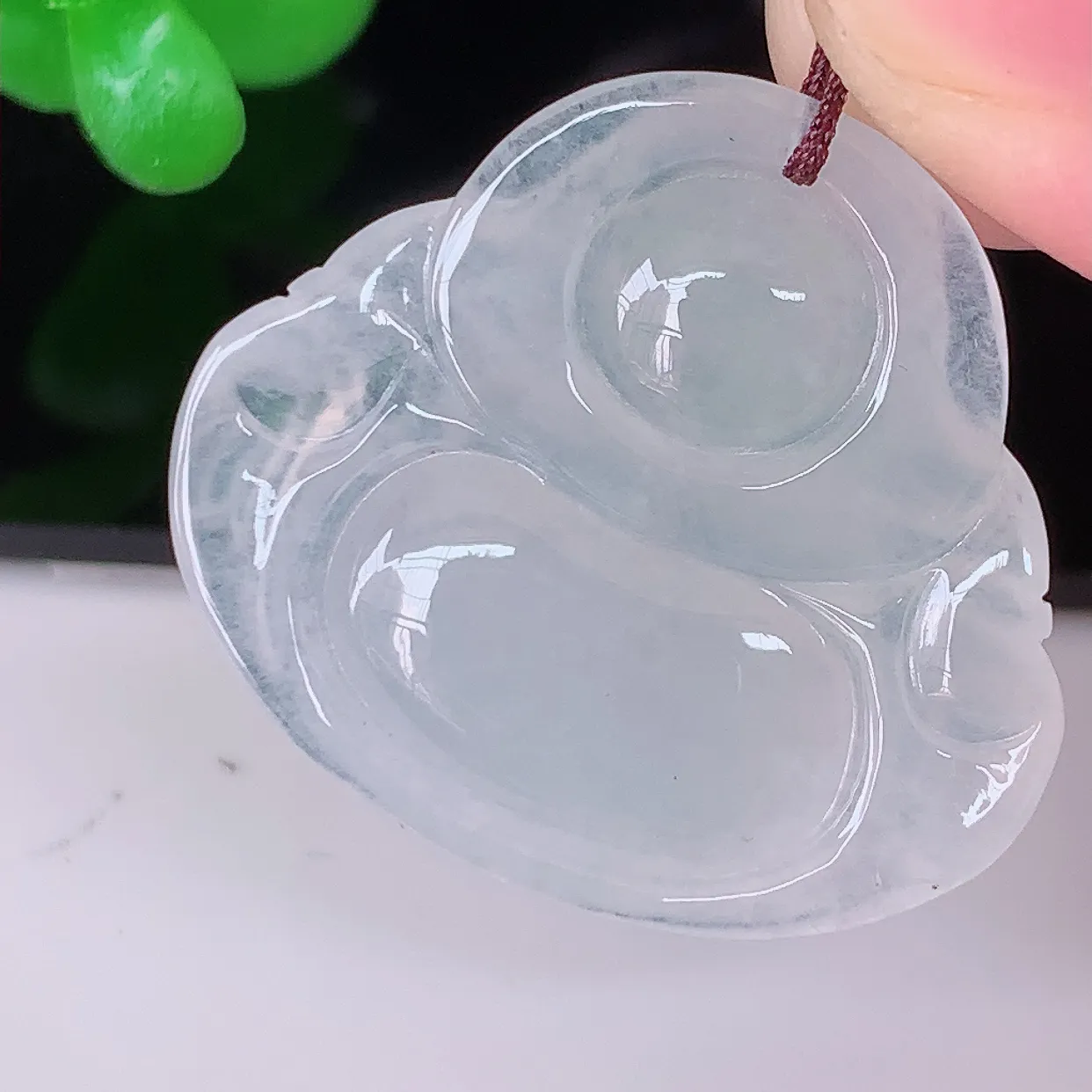 自然光实拍，冰种佛公翡翠吊坠，饱满， 佛公亦保平安，寓意有福（佛公）相伴，品相佳，配戴优雅迷人！#57.26