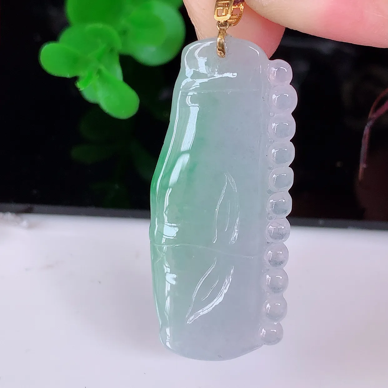 自然光实拍，18K金镶嵌冰飘绿翡翠节节高竹节玉坠，款式时尚大方，竹节寓意好，佩戴事业，学业节节高升！#41.6