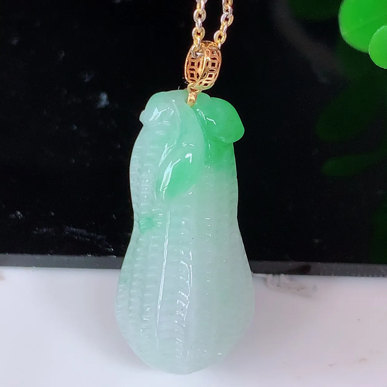 18k金镶嵌飘绿翡翠生意兴隆花生吊坠，沁人心脾，精致典雅的设计，为佩戴者，增添色彩，送礼自留都是佳品选择！#1.26