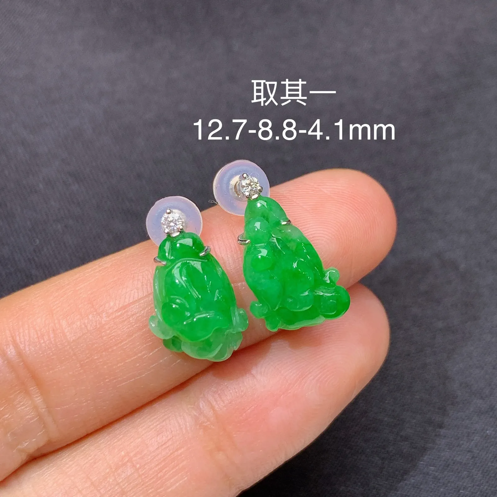 阳绿白菜耳坠，18k金镶嵌，简约时尚，冰润色阳，种水足Zha 尺寸12.7*8.8*4.1