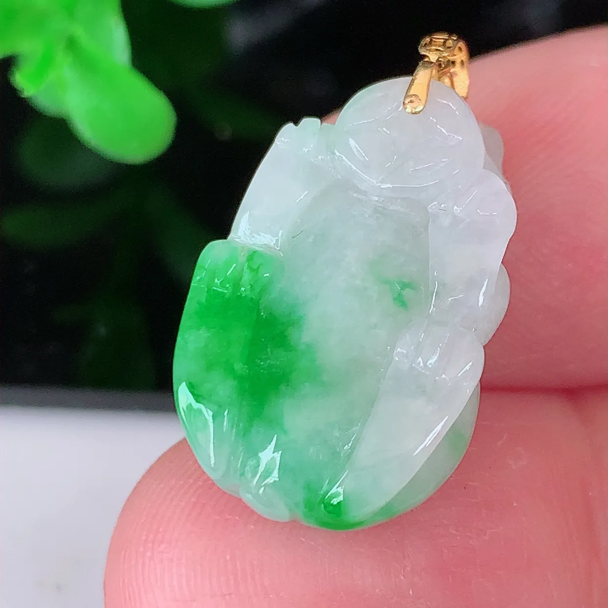 18K金镶嵌飘绿翡翠招财貔貅吊坠，民间有“一摸貔貅运程旺盛，再摸貔貅财运滚滚，三摸貔貅平步青云 ”的美好祝愿。#1.26