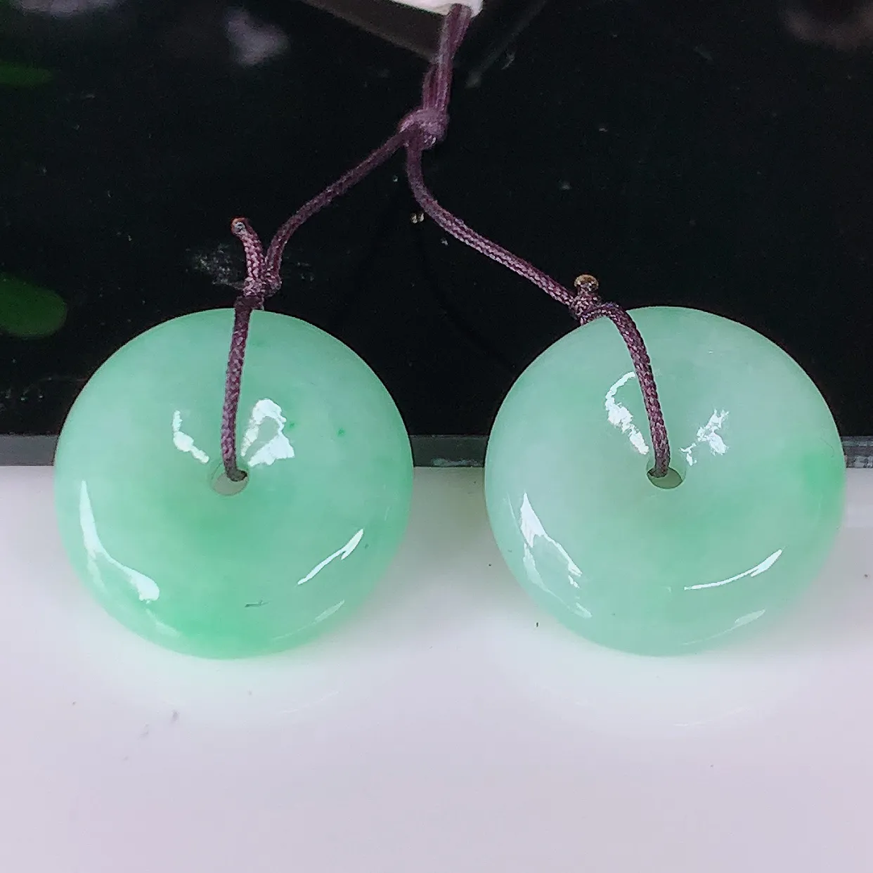自然光实拍，满绿一对平安扣翡翠，翠色灵动，玉质细腻，颜色漂亮，品相佳，佩戴佳品！配银线 #49.26