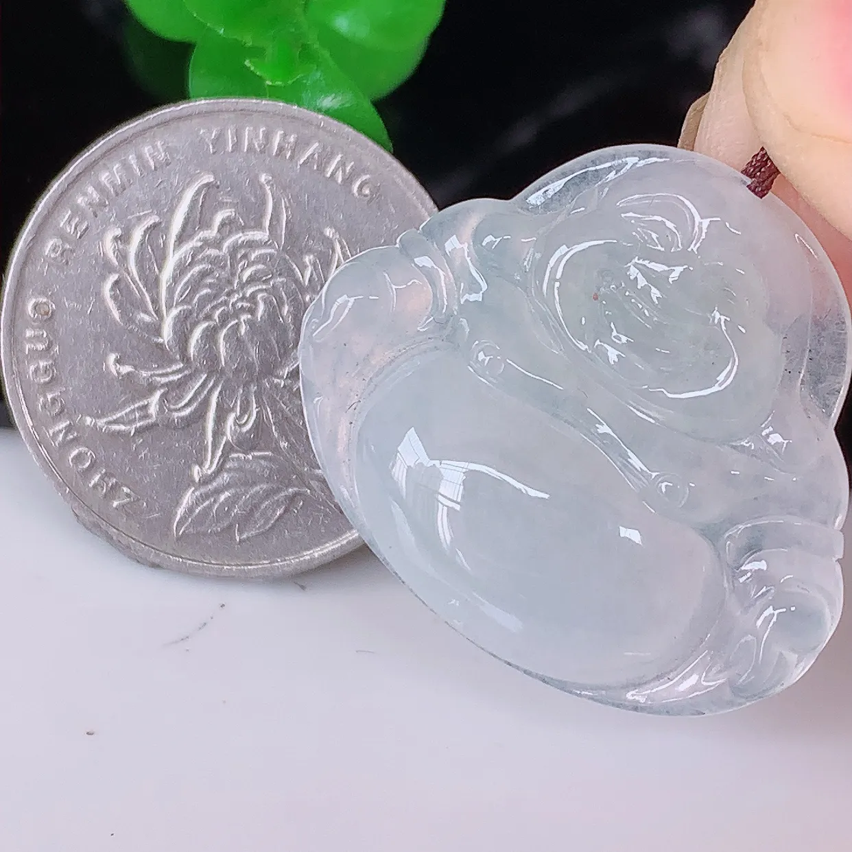 自然光实拍，冰种佛公翡翠吊坠，饱满， 佛公亦保平安，寓意有福（佛公）相伴，品相佳，配戴优雅迷人！#57.26