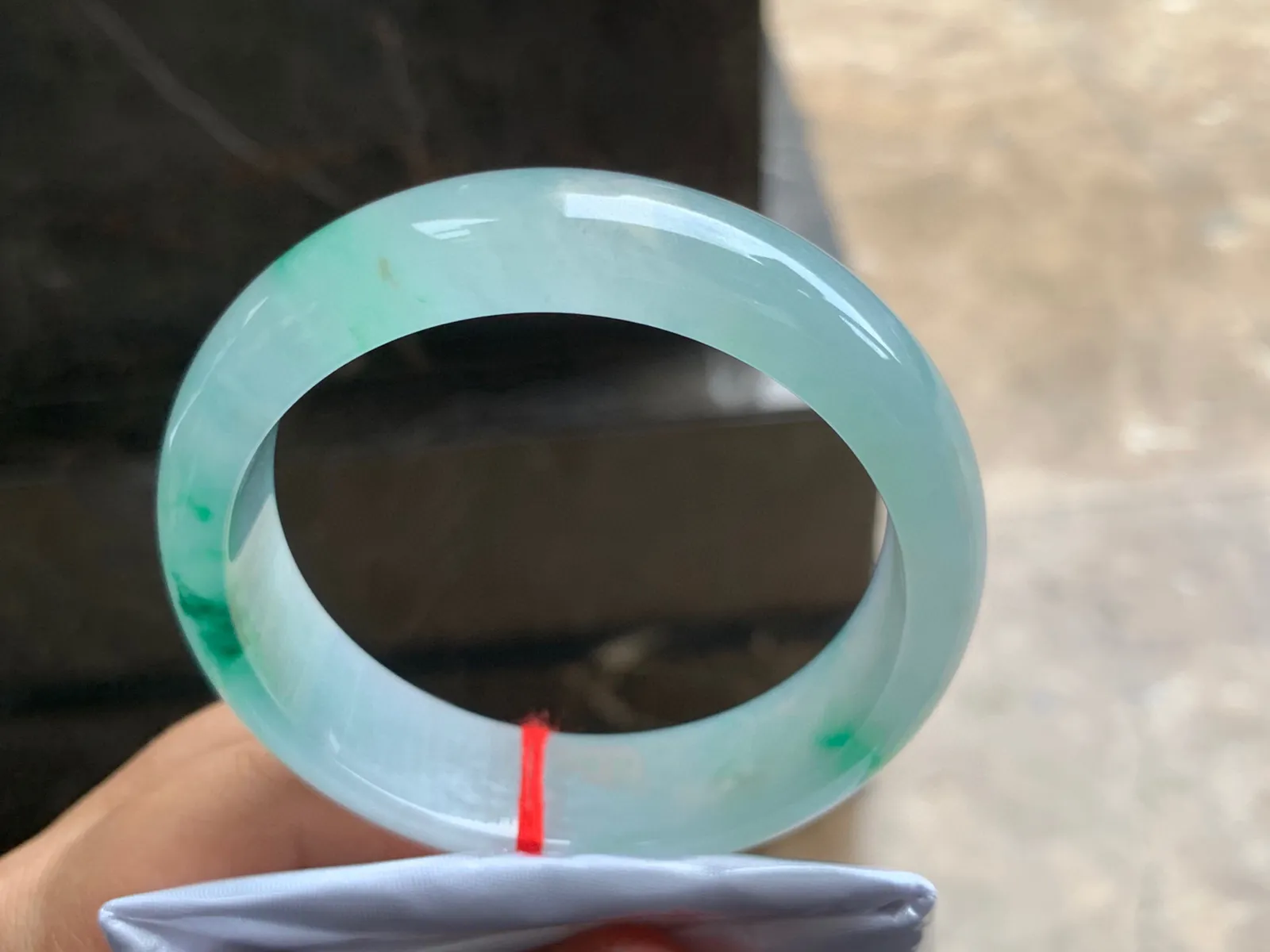 58-15.5-8mm
冰种带色宽版手镯 水润冰透 颜色漂亮 上手大气