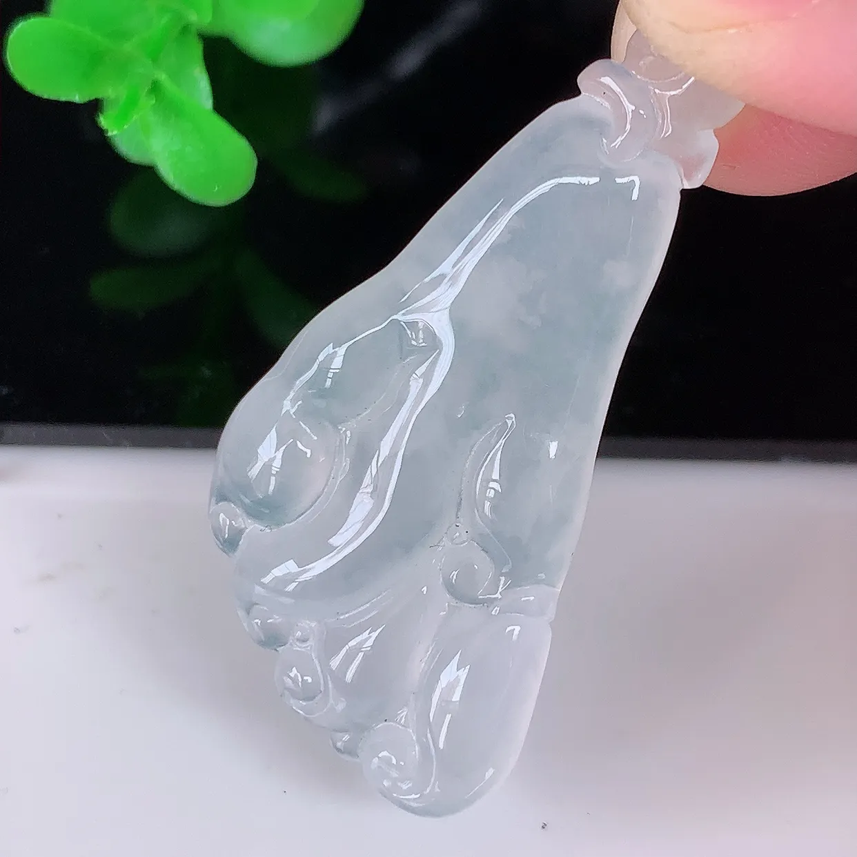 自然光实拍，冰种翡翠佛手吊坠，翠色灵动，种老水足，寓意好，品相佳，佩戴佳品！#01.26