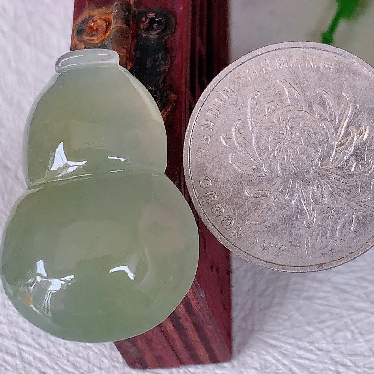 自然光实拍，冰胶黄翡翡翠葫芦吊坠，葫芦寓意福禄双全，财源滚滚，饱满，清新脱俗，佩戴效果优雅迷人！#01.26