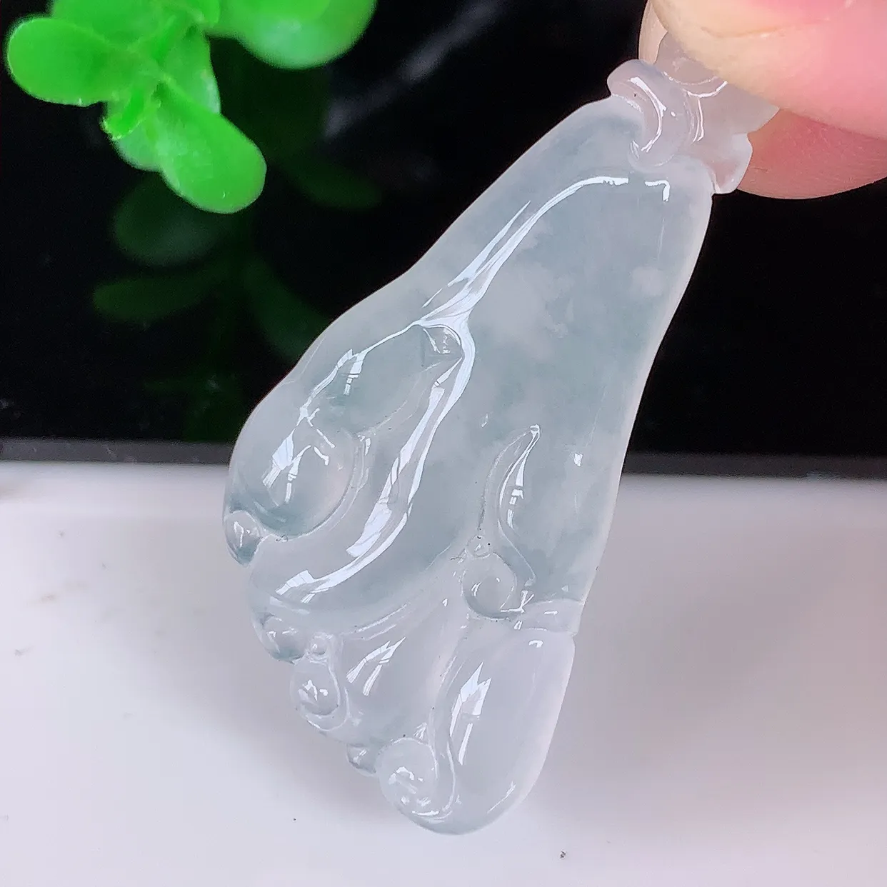 自然光实拍，冰种翡翠佛手吊坠，翠色灵动，种老水足，寓意好，品相佳，佩戴佳品！#01.26