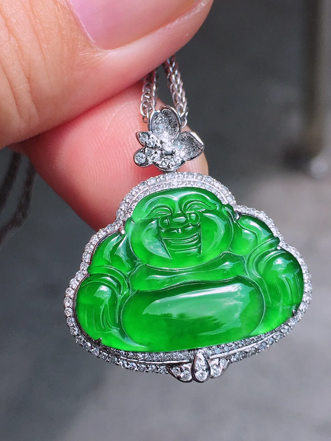 阳绿佛公吊坠，色泽均匀艳丽，玉质细腻，荧光感超
强，饱满圆润，气质满满。18k
金豪华镶嵌