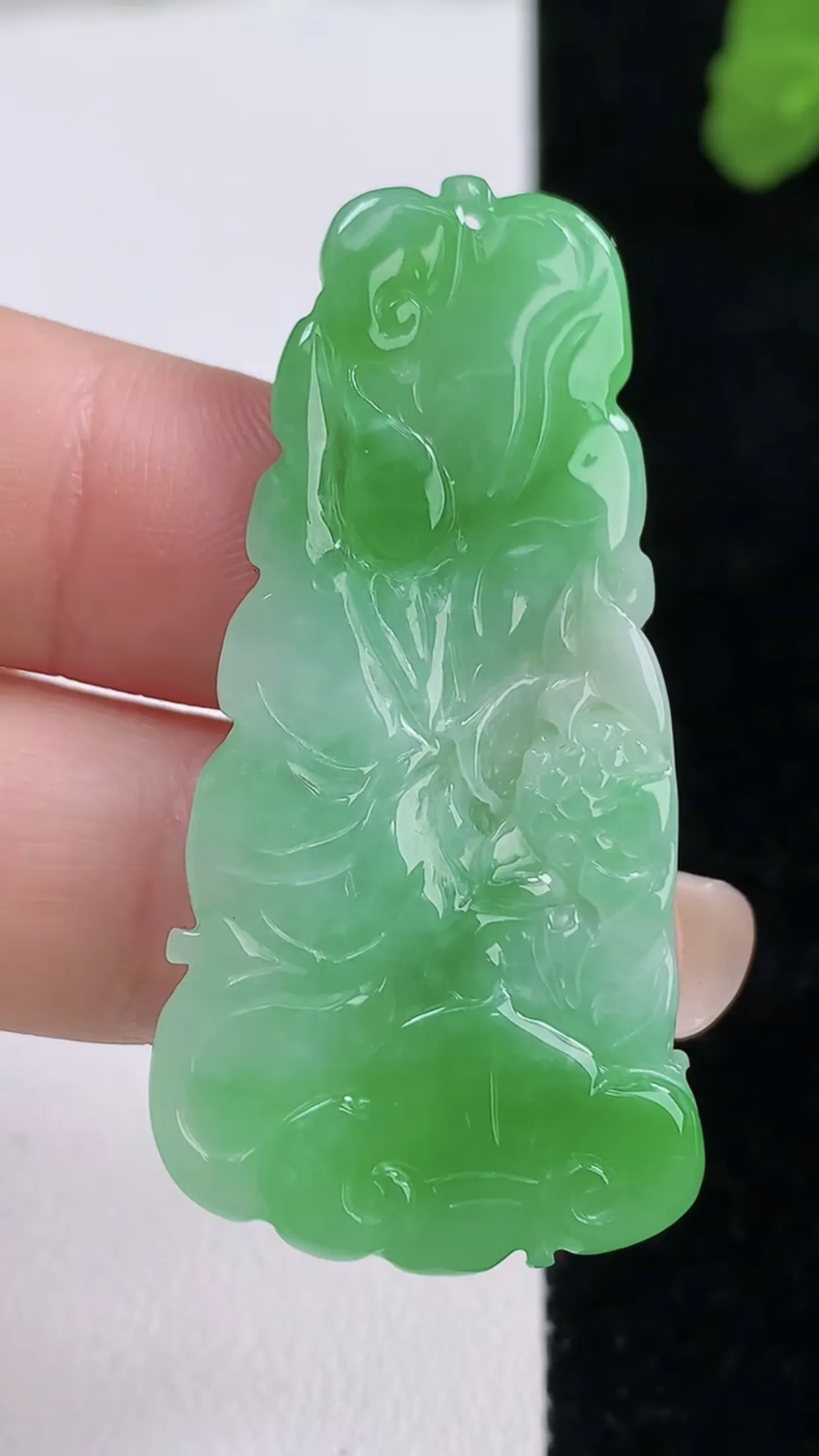缅甸天然翡翠a货 老坑料起胶冰润 飘绿和和美美 荷花吊坠，尺寸46.2-22-4mm  y 7.68