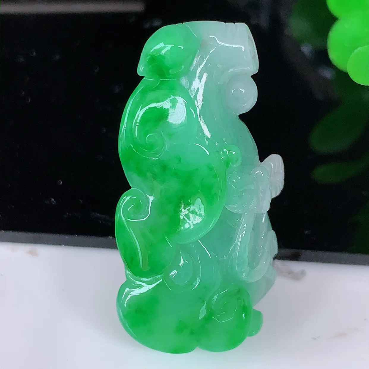 自然光实拍，冰润飘阳绿翡翠如意葫芦吊坠，葫芦寓意福禄双全，财源滚滚，饱满，清新脱俗，佩戴效果优雅迷人