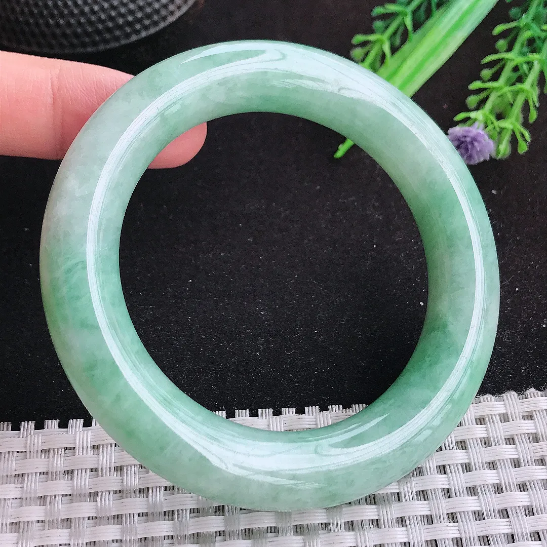 自然光54.5/12.1老坑秀气温润浅绿胖圆条手镯天然翡翠玉镯女款