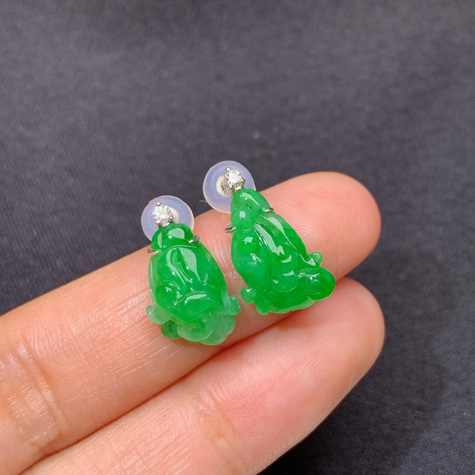 阳绿白菜耳坠，18k金镶嵌，简约时尚，冰润色阳，种水足Zha 尺寸12.7*8.8*4.1