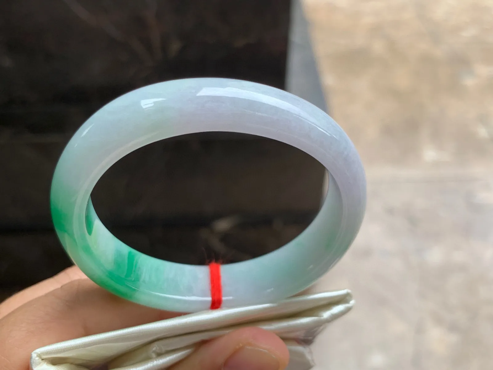 54-13.5-7.5mm
带色贵妃手镯 底子细腻 一抹色很漂亮 正圈51/52可带
