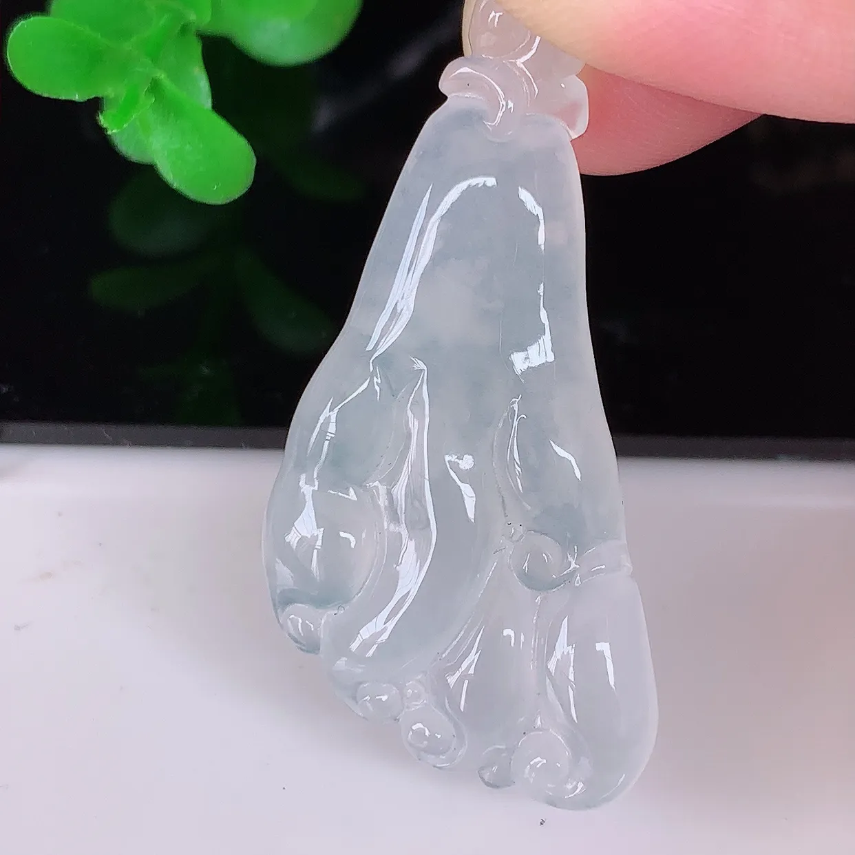 自然光实拍，冰种翡翠佛手吊坠，翠色灵动，种老水足，寓意好，品相佳，佩戴佳品！#01.26
