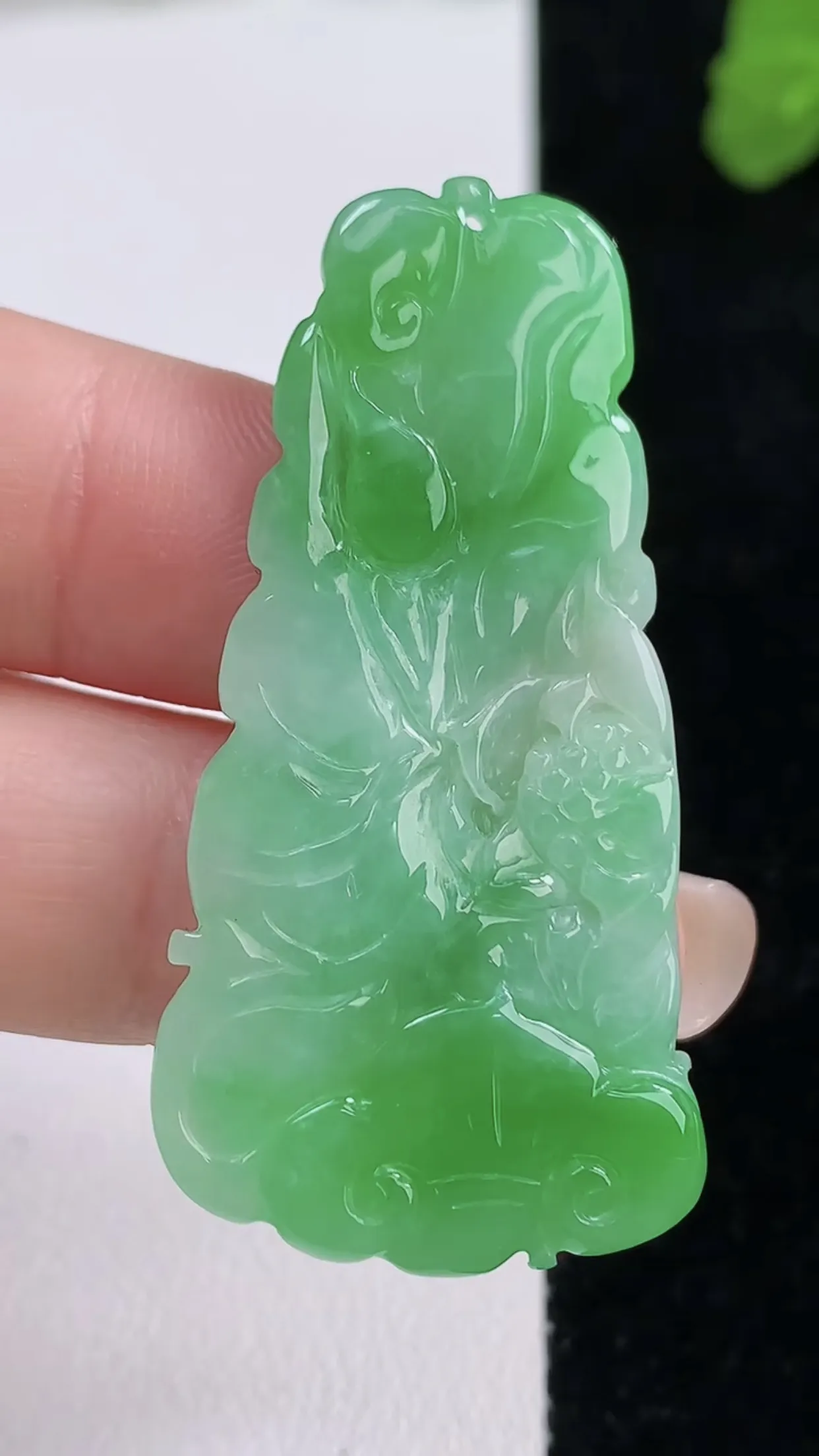 缅甸天然翡翠a货 老坑料起胶冰润 飘绿和和美美 荷花吊坠，尺寸46.2-22-4mm  y 7.68