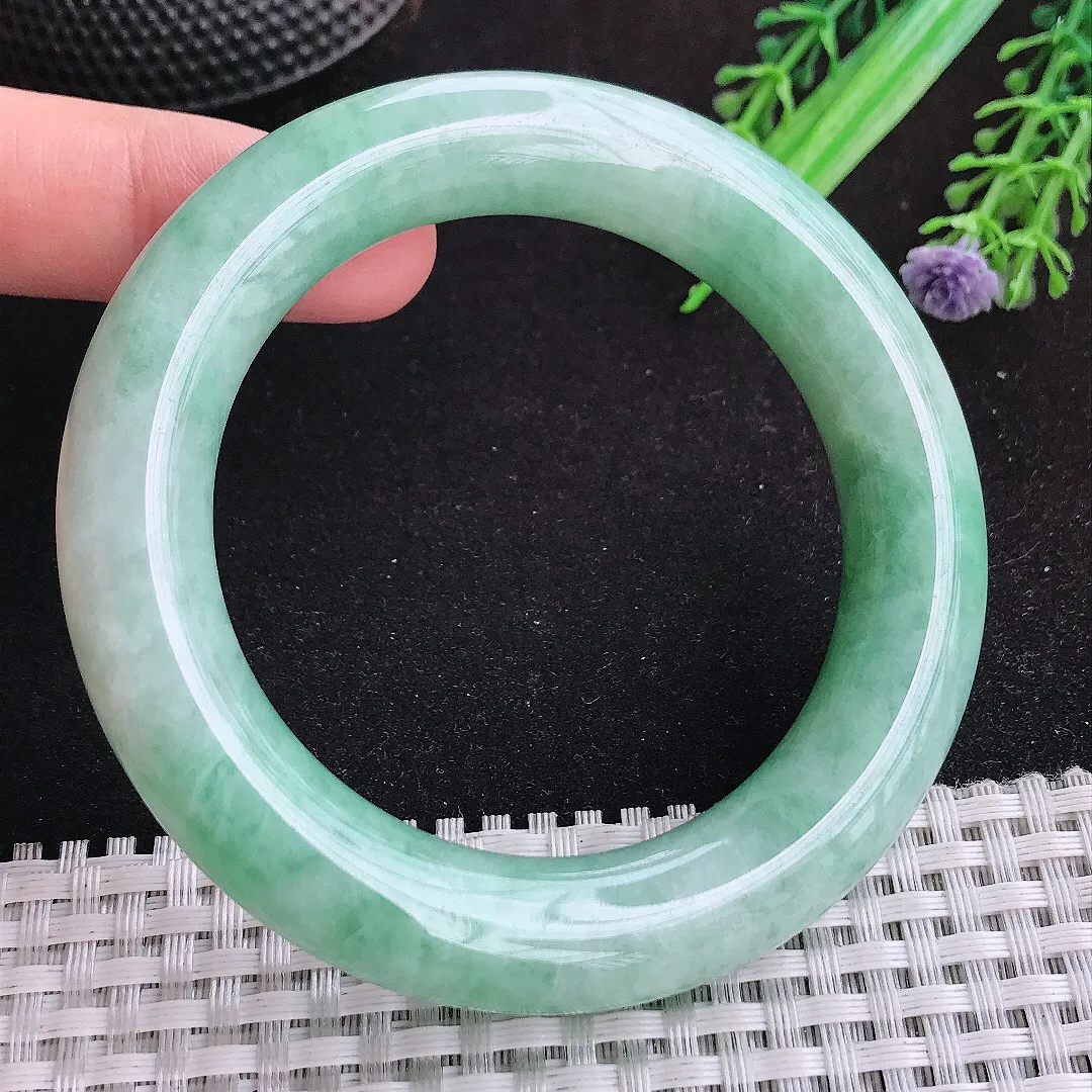 自然光54.5/12.1老坑秀气温润浅绿胖圆条手镯天然翡翠玉镯女款