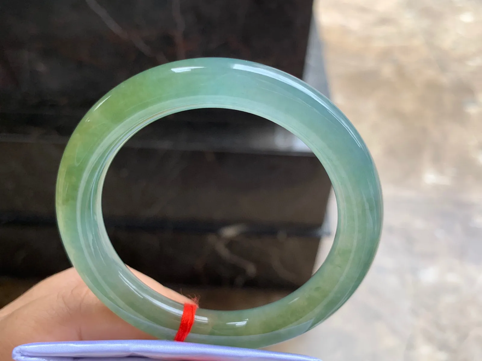 56-10mm
冰种橄榄绿手镯 冰透水润 颜色漂亮独特