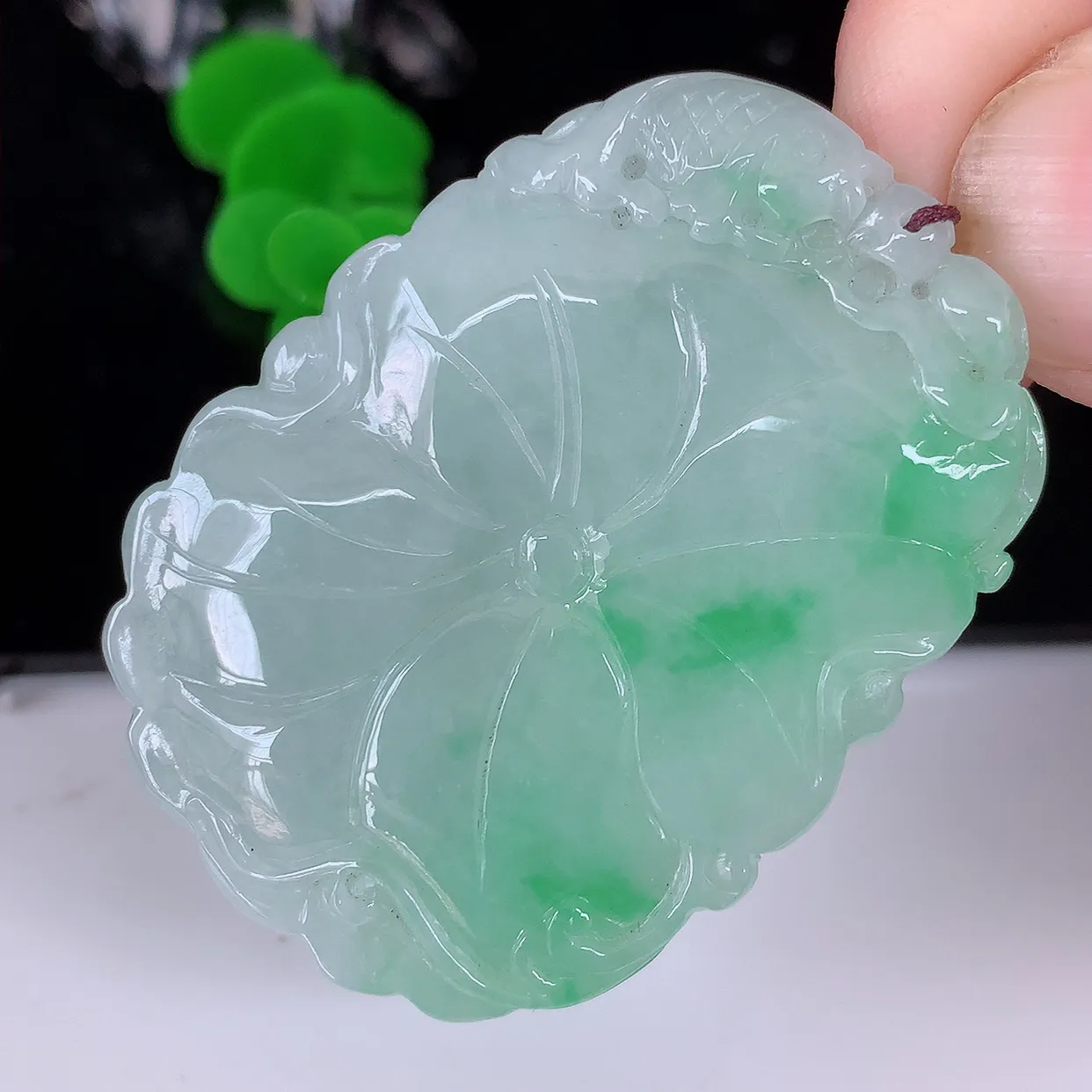 自然光实拍，冰润飘绿翡翠荷叶鱼、和和美美玉坠，财源广进，自然隐逸、荷本是素不着尘之物，有和美之寓意。#05.26