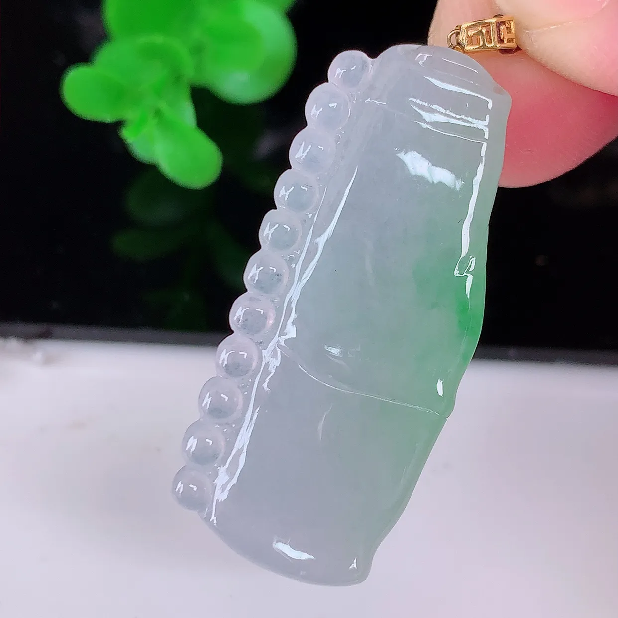 自然光实拍，18K金镶嵌冰飘绿翡翠节节高竹节玉坠，款式时尚大方，竹节寓意好，佩戴事业，学业节节高升！#41.6