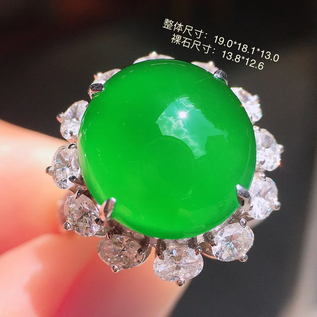 满绿蛋面戒指，色泽均匀浓郁，玉质细腻，荧光感超
强，饱满圆润，气质满满。18k
金豪华镶嵌