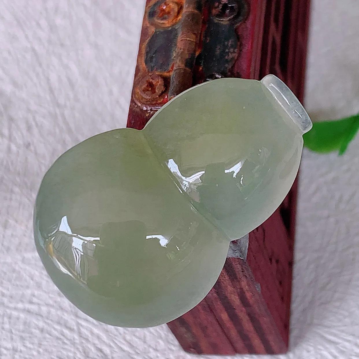自然光实拍，冰胶黄翡翡翠葫芦吊坠，葫芦寓意福禄双全，财源滚滚，饱满，清新脱俗，佩戴效果优雅迷人！#01.26