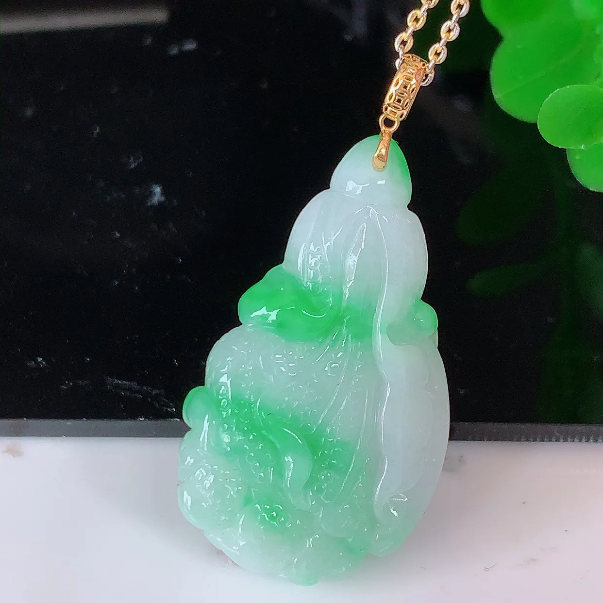 18K金镶嵌冰飘绿翡翠招百财白菜吊坠，百财聚来，财源滚滚，色泽鲜艳，精工水润的白菜，性价比高！#1.26