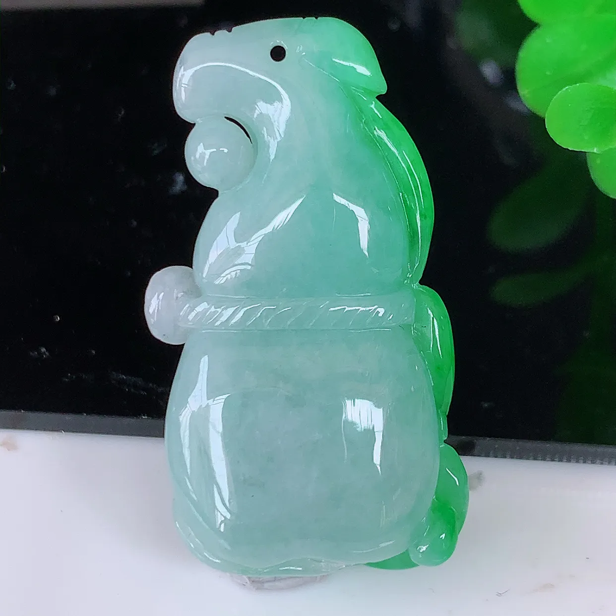 自然光实拍，冰润飘阳绿翡翠如意葫芦吊坠，葫芦寓意福禄双全，财源滚滚，饱满，清新脱俗，佩戴效果优雅迷人！#01.26