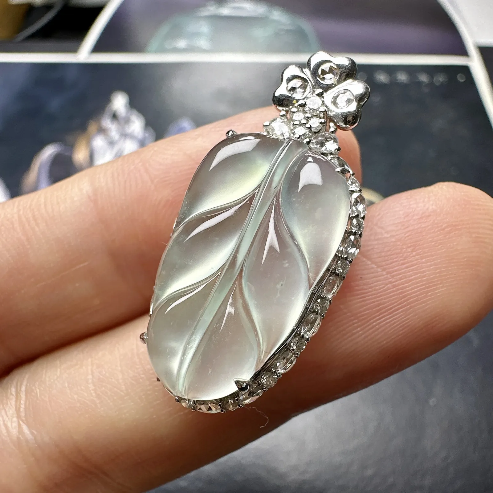 【冰种叶吊坠】金枝玉叶，种水上乘，晶莹剔透，纯净通透，莹光感很强。18k金钻镶嵌，裸石尺寸20.6*12.3*3.7毫米