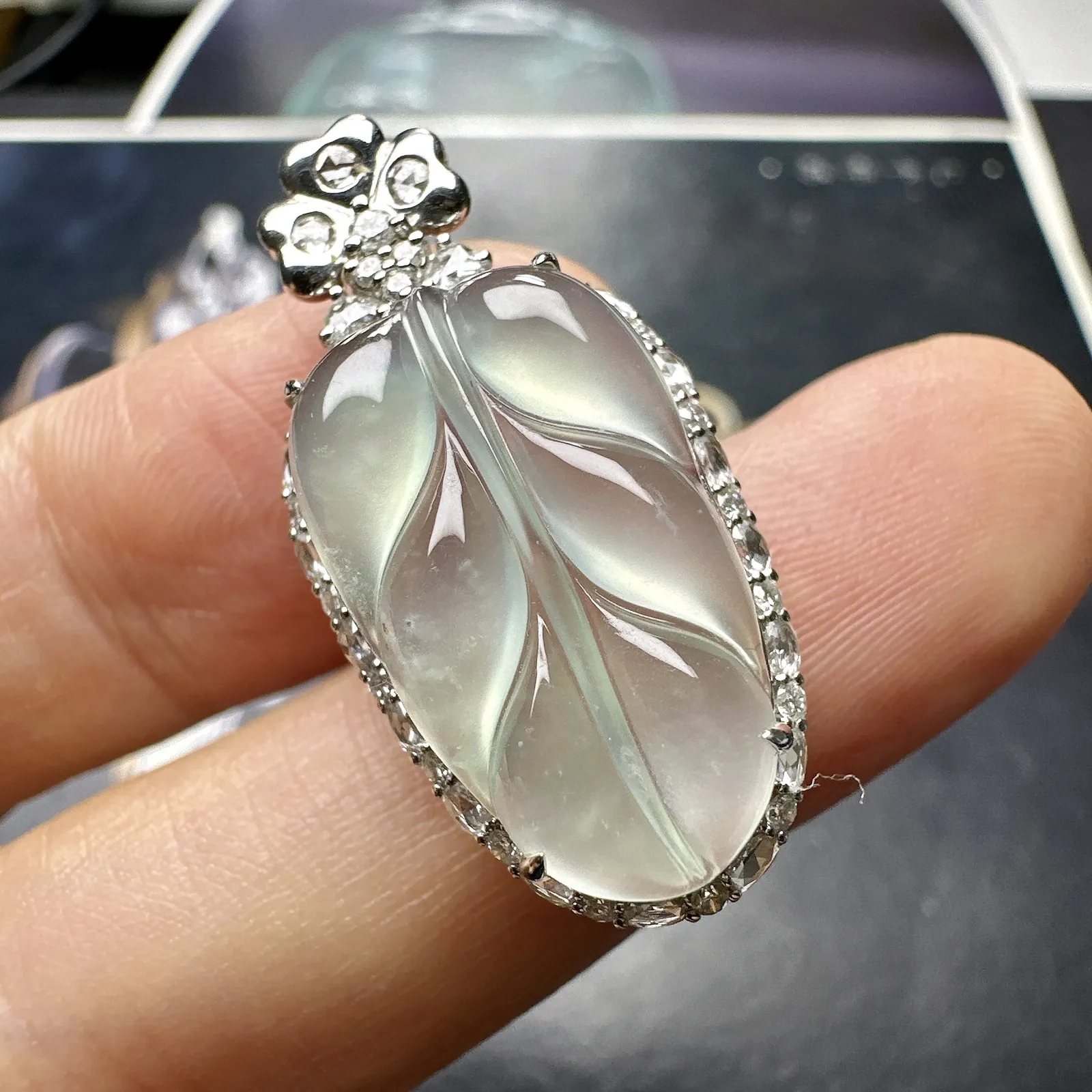 【冰种叶吊坠】金枝玉叶，种水上乘，晶莹剔透，纯净通透，莹光感很强。18k金钻镶嵌，裸石尺寸20.6*