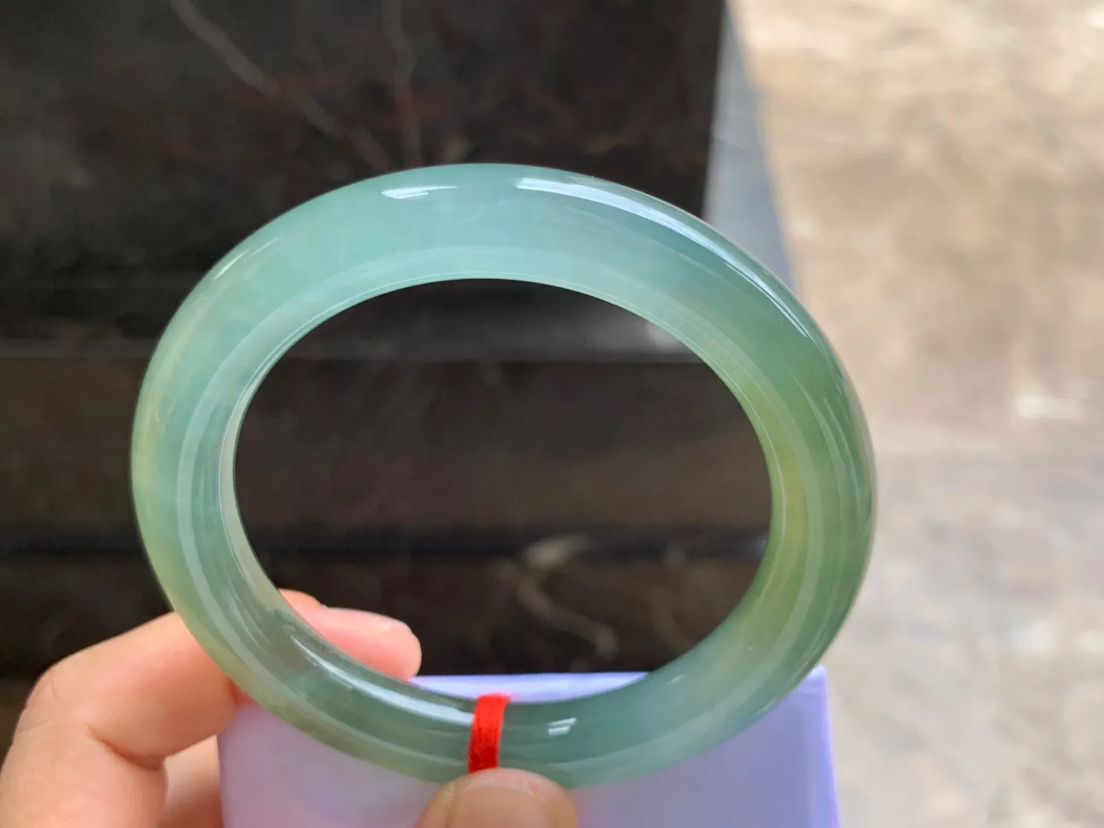 56-10mm
冰种橄榄绿手镯 冰透水润 颜色漂亮独特