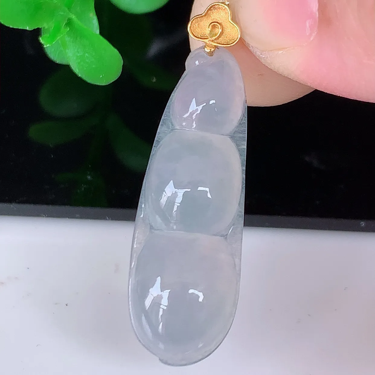 18K金镶嵌冰种翡翠四季豆吊坠，平安豆福豆玉坠，冰润通透，豆粒饱满，寓意：豆蔻年华！#01.26