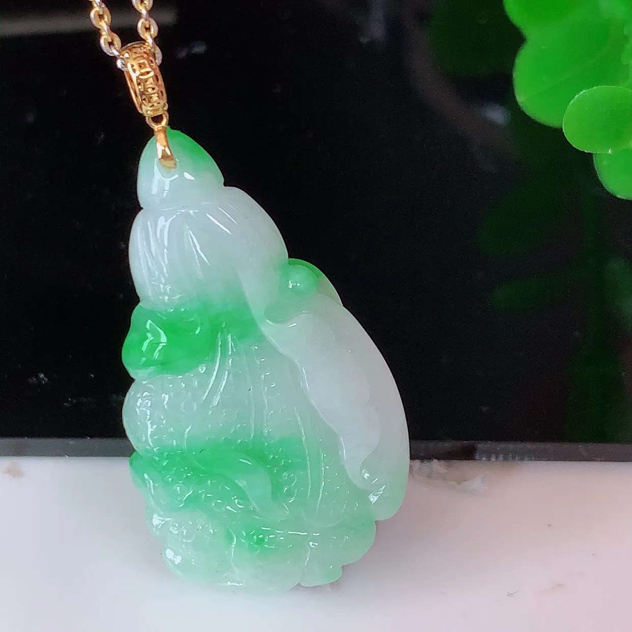 18K金镶嵌冰飘绿翡翠招百财白菜吊坠，百财聚来，财源滚滚，色泽鲜艳，精工水润的白菜，性价比高！#1.26
