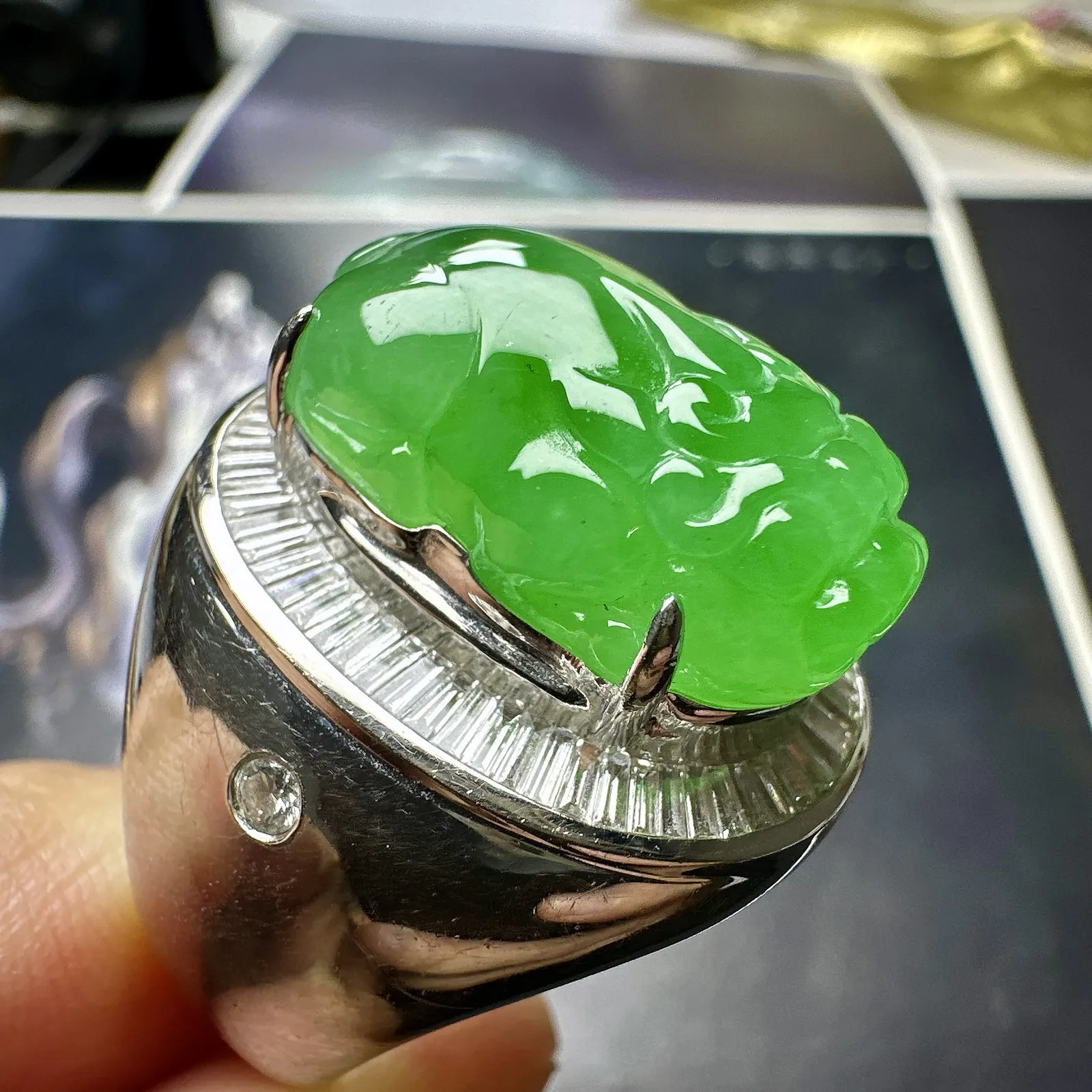 【冰种绿貔貅戒指】招财神器，质地均匀细腻，冰润起光，胶感强烈，冰感明显。颜色浓郁娇艳，18K金钻精美
