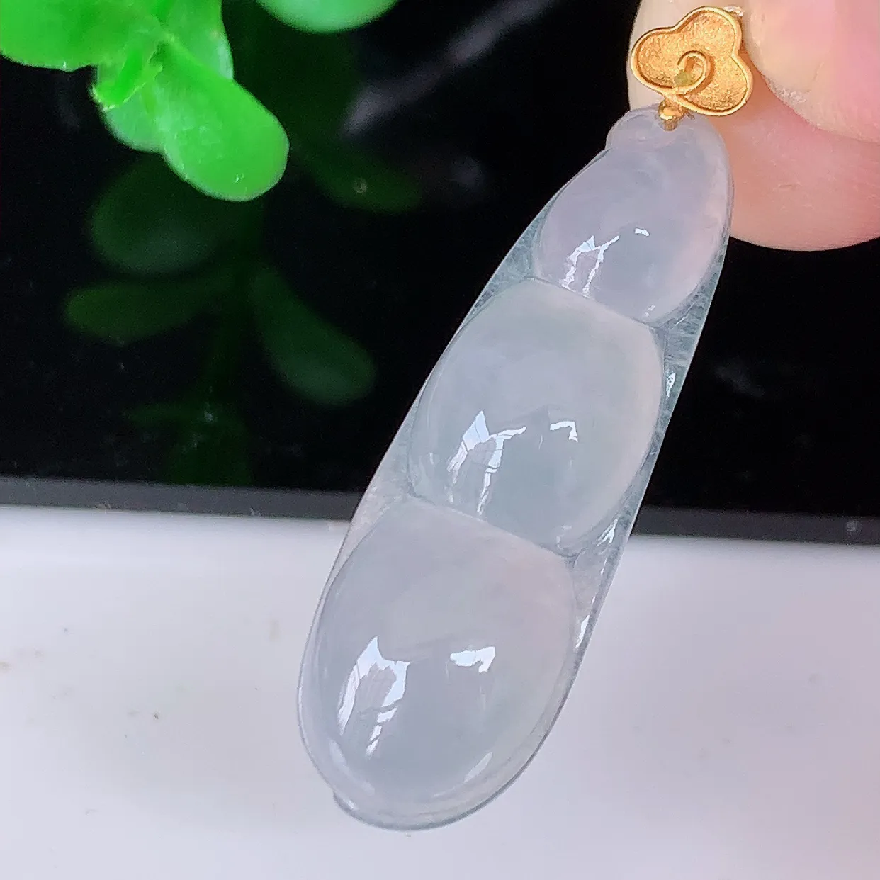 18K金镶嵌冰种翡翠四季豆吊坠，平安豆福豆玉坠，冰润通透，豆粒饱满，寓意：豆蔻年华！#01.26