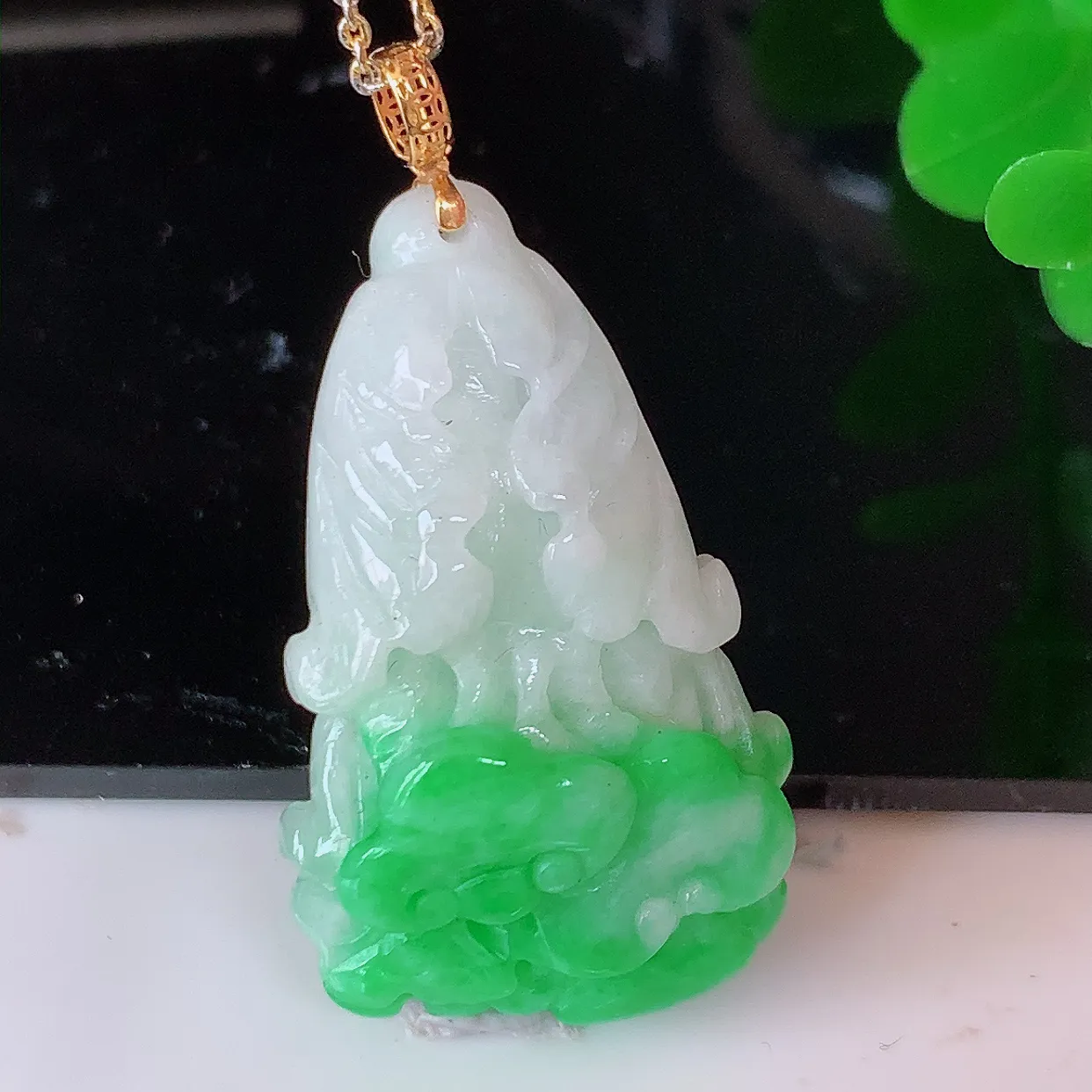18K金镶嵌飘绿翡翠招百财白菜吊坠，百财聚来，财源滚滚，色泽鲜艳，精工水润的白菜，性价比高！#1.2