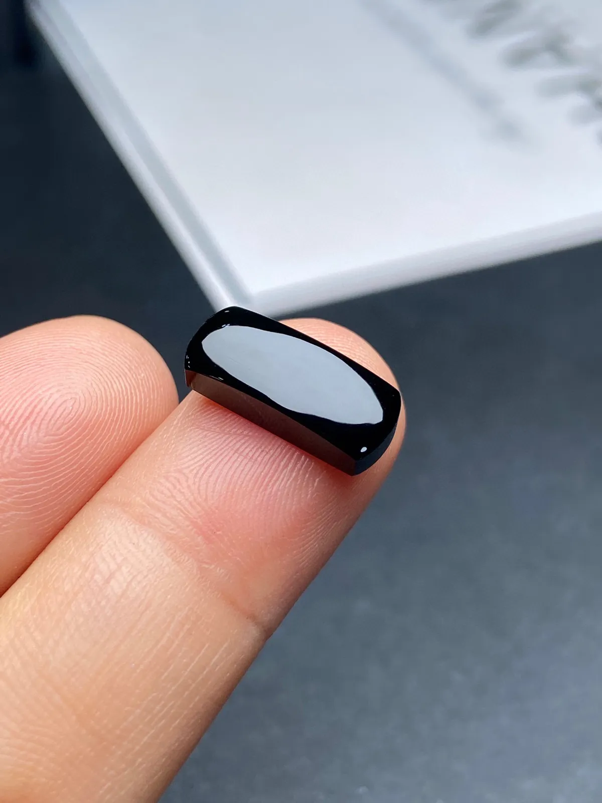 【墨翠裸石】
黑度油黑 灯打通透  品相饱满大气 尺寸14.3mm