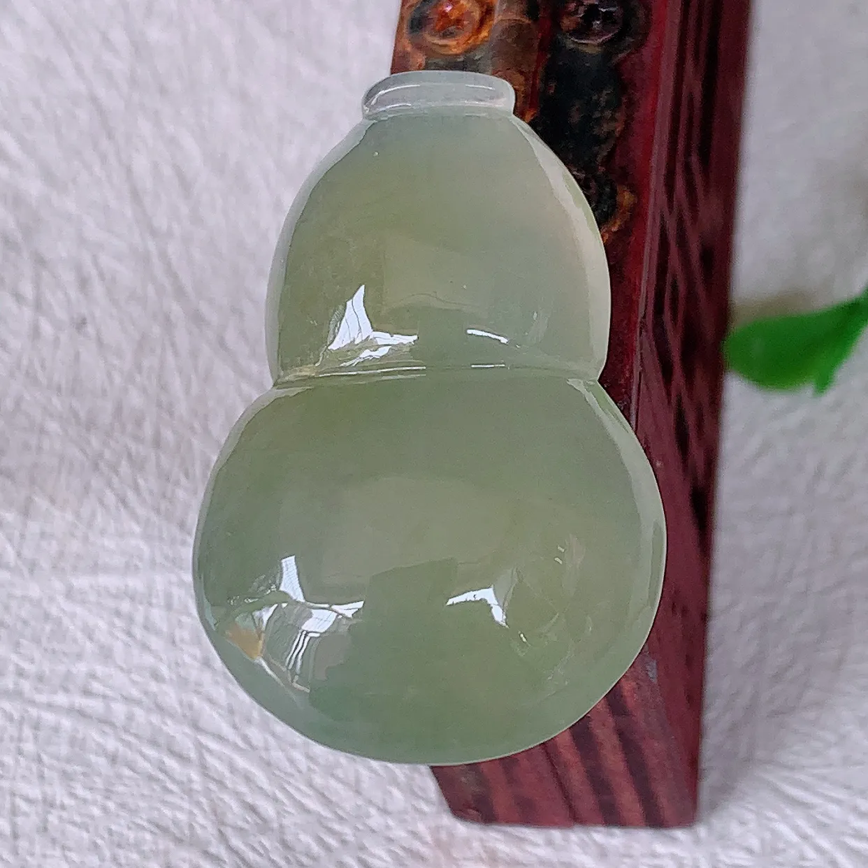 自然光实拍，冰胶黄翡翡翠葫芦吊坠，葫芦寓意福禄双全，财源滚滚，饱满，清新脱俗，佩戴效果优雅迷人！#01.26