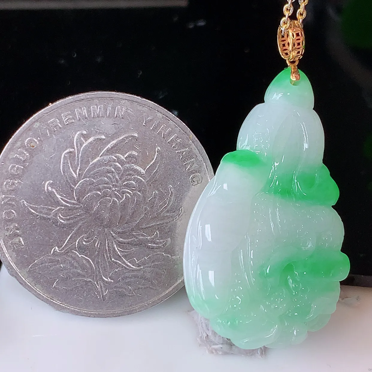 18K金镶嵌冰飘绿翡翠招百财白菜吊坠，百财聚来，财源滚滚，色泽鲜艳，精工水润的白菜，性价比高！#1.26