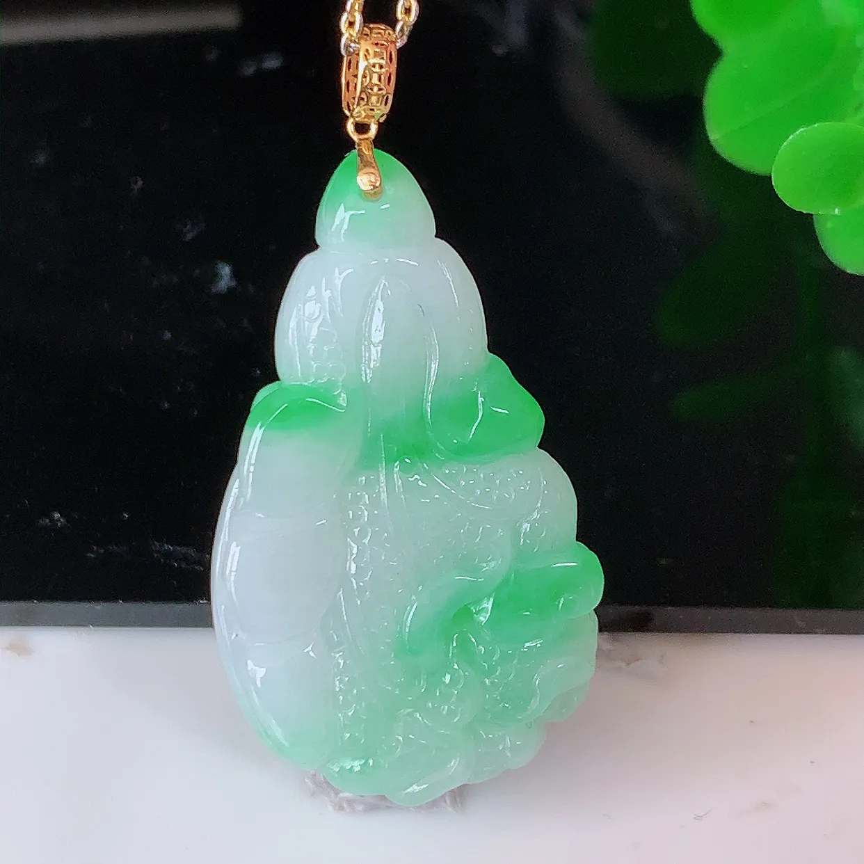 18K金镶嵌冰飘绿翡翠招百财白菜吊坠，百财聚来，财源滚滚，色泽鲜艳，精工水润的白菜，性价比高！#1.26