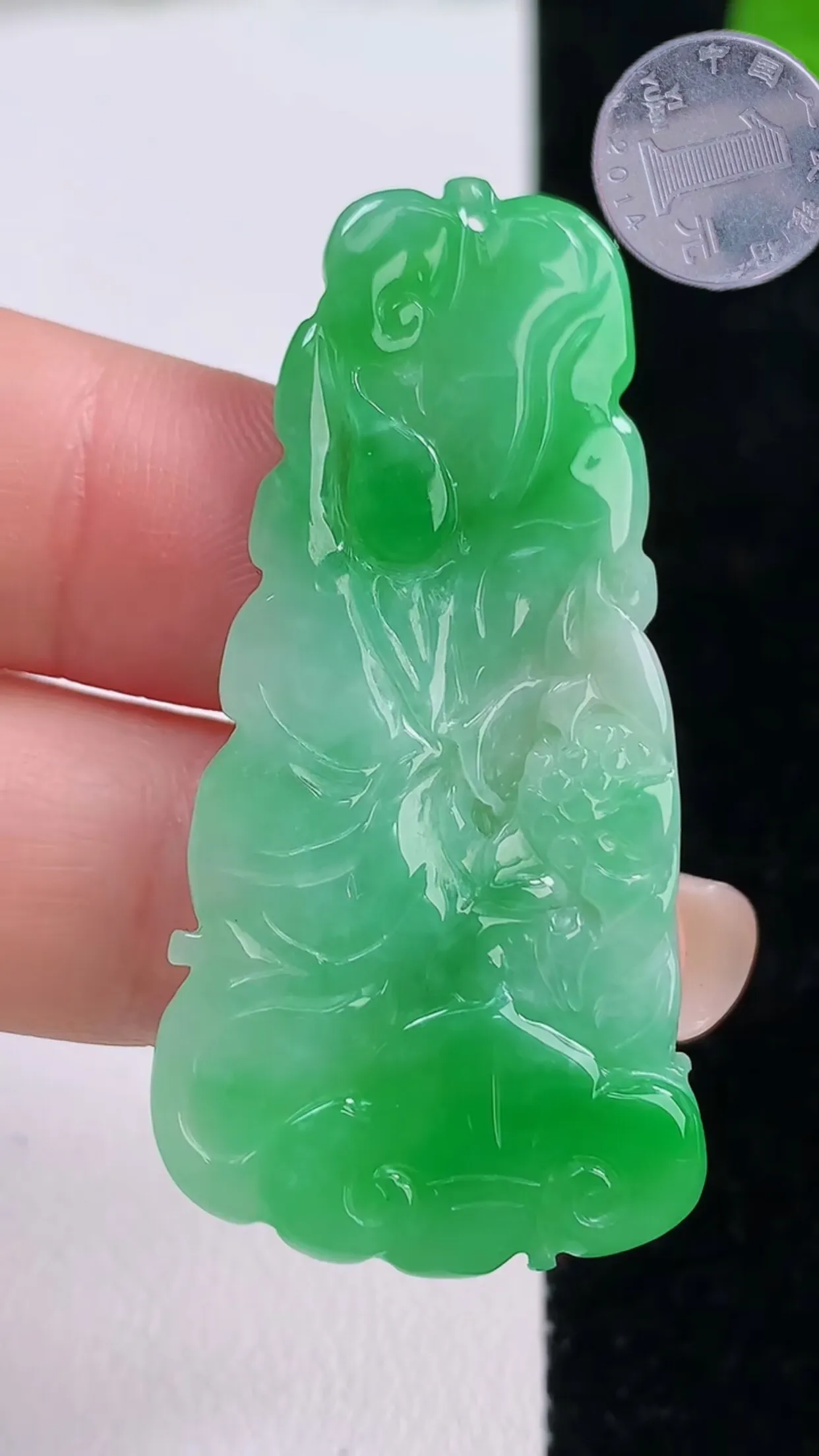 缅甸天然翡翠a货 老坑料起胶冰润 飘绿和和美美 荷花吊坠，尺寸46.2-22-4mm  y 7.68