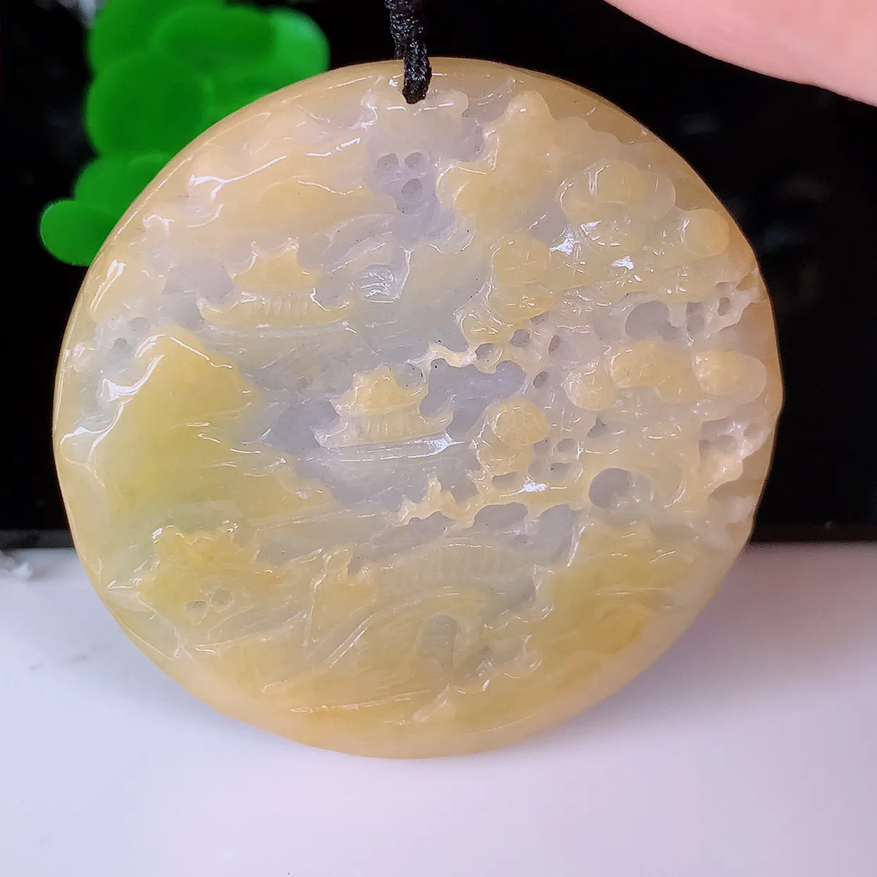 自然光实拍，冰润黄翡双彩翡翠山水牌吊坠，翡翠山水，立体生动形象，山水素材布局合理，意境感佳，佩戴上身效果更高贵 #41.26