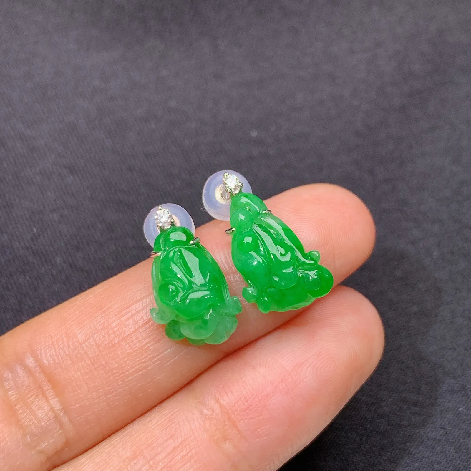 阳绿白菜耳坠，18k金镶嵌，简约时尚，冰润色阳，种水足Zha 尺寸12.7*8.8*4.1