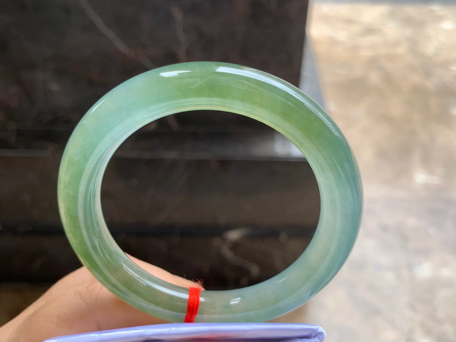 56-10mm
冰种橄榄绿手镯 冰透水润 颜色漂亮独特