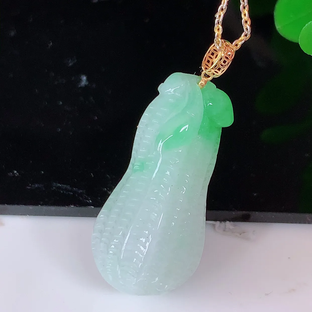 18k金镶嵌飘绿翡翠生意兴隆花生吊坠，沁人心脾，精致典雅的设计，为佩戴者，增添色彩，送礼自留都是佳品选择！#1.26