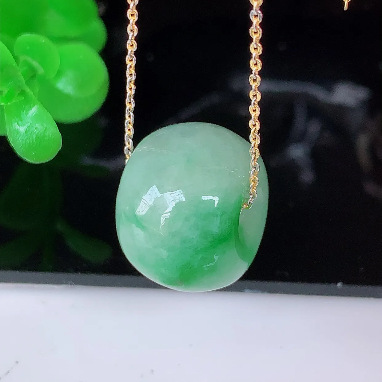 自然光实拍，水润飘绿翡翠路路通吊坠，寓意时来运转、财源滚滚，款式新颖时尚，日常百搭的款！配图银链#05.26