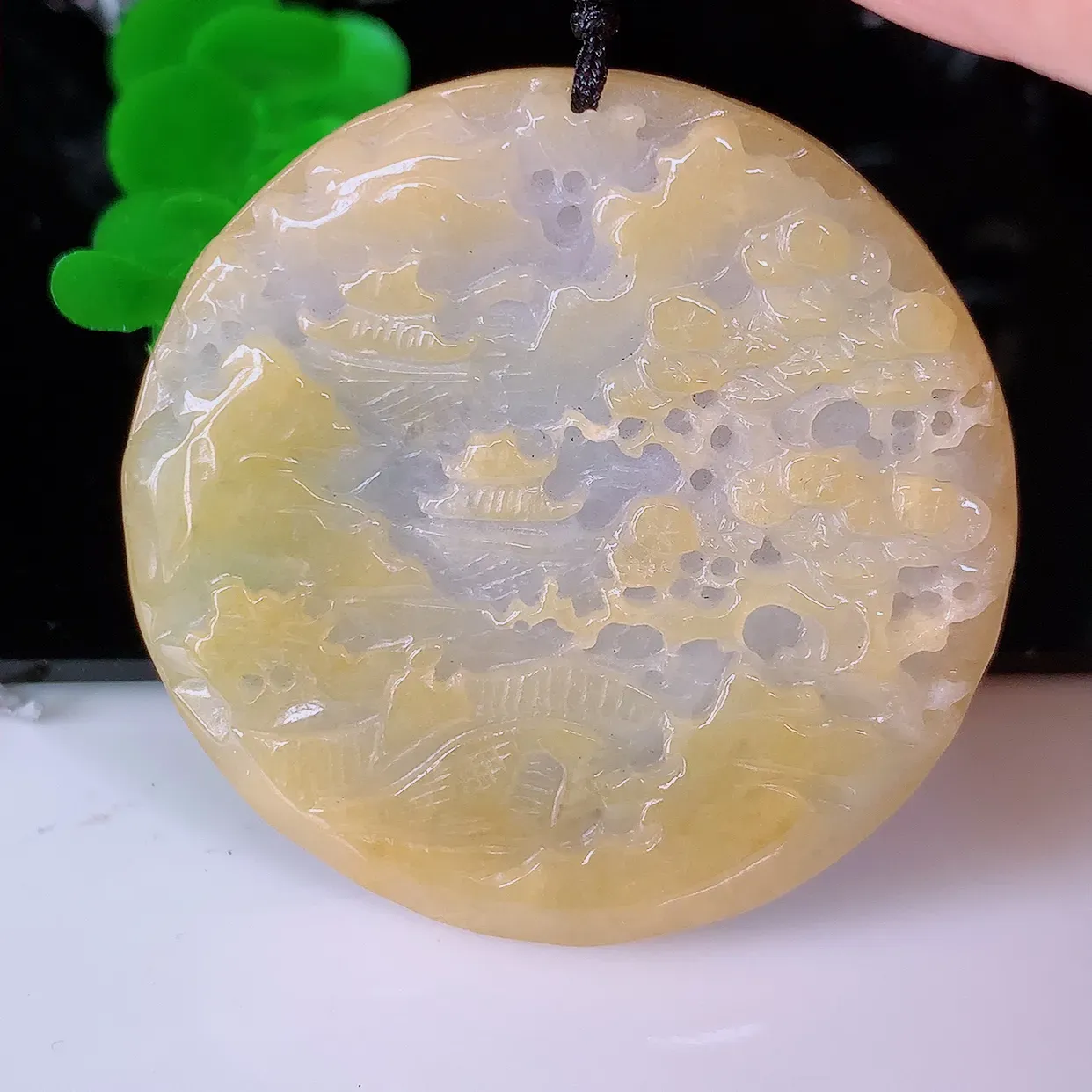 自然光实拍，冰润黄翡双彩翡翠山水牌吊坠，翡翠山水，立体生动形象，山水素材布局合理，意境感佳，佩戴上身效果更高贵 #41.26