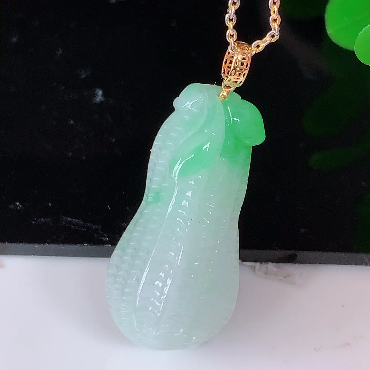 18k金镶嵌飘绿翡翠生意兴隆花生吊坠，沁人心脾，精致典雅的设计，为佩戴者，增添色彩，送礼自留都是佳品选择！#1.26